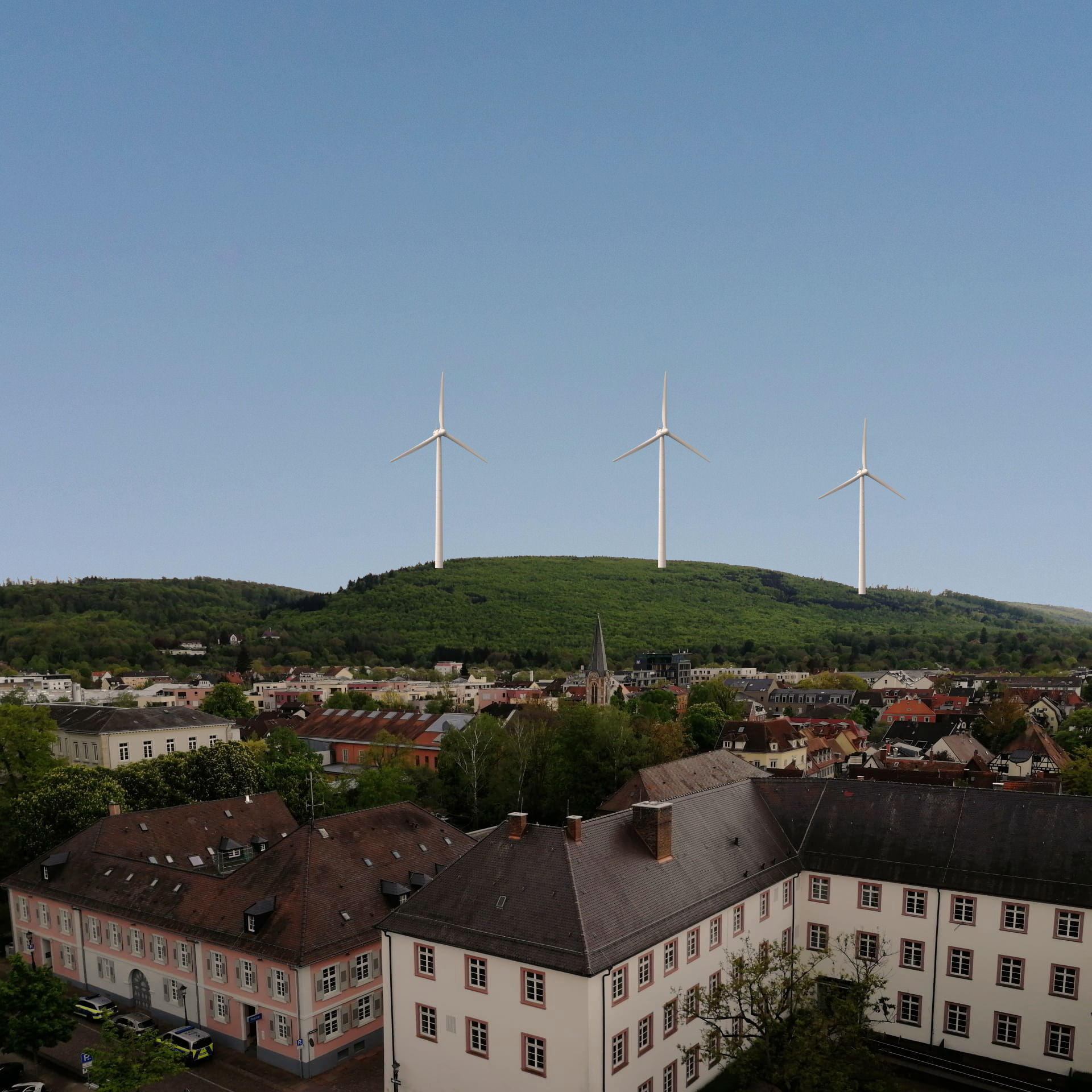 Kreuzelberg mit massstabsgerechten Windrädern, ab Herz-Jesu-Kirche